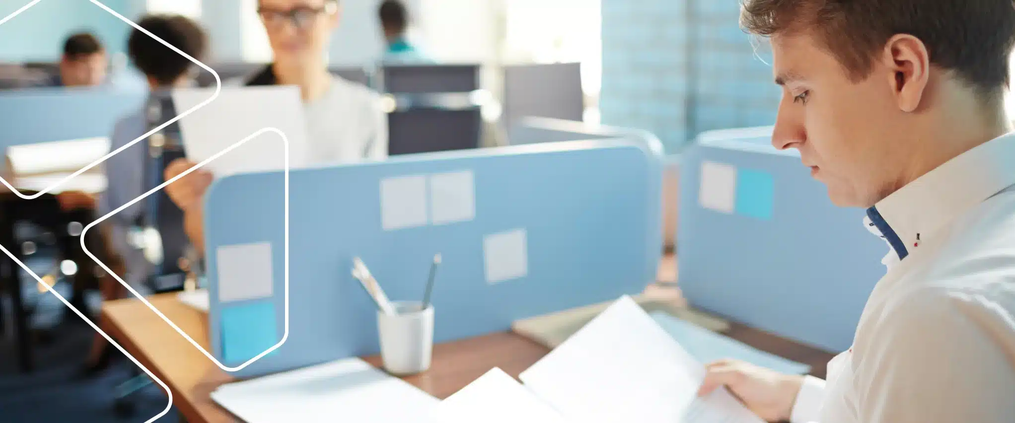 Profissional trabalhando em um ambiente corporativo, representando a melhoria e a gestão da Qualidade conforme a ISO 9001 10.1.