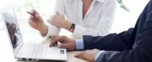 Líder trabalhando com um membro da equipe.