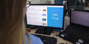 Foto de uma pessoa utilizando o Qualiex, software para qualidade do Blog da Qualidade.