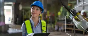 Profissional da qualidade realizando inspeção industrial para gestão de não conformidades