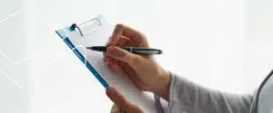 Profissional realizando registro em checklist de controle de saídas não conformes durante processo de inspeção da qualidade