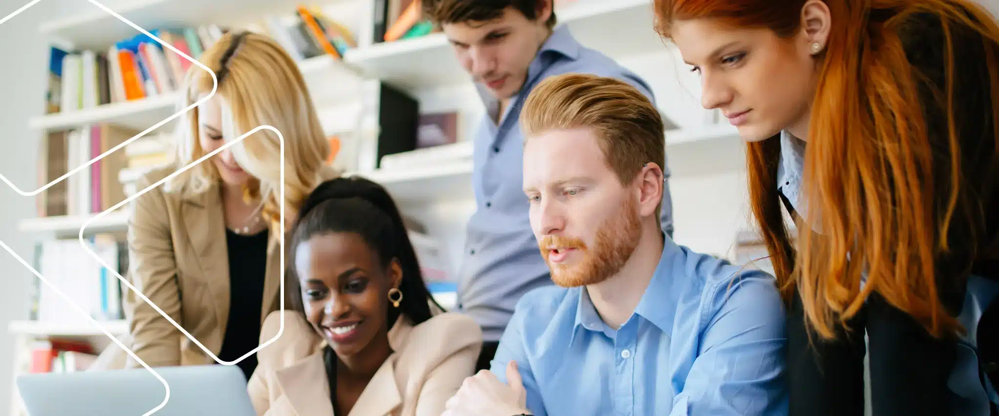 Equipe de profissionais reunida para discutir aspectos da ISO 9001:2026 e da gestão da qualidade.
