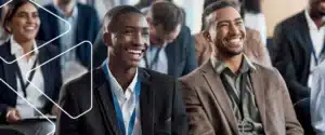 Equipe de profissionais reunida em um evento corporativo, representando participação e engajamento na Semana da Qualidade.